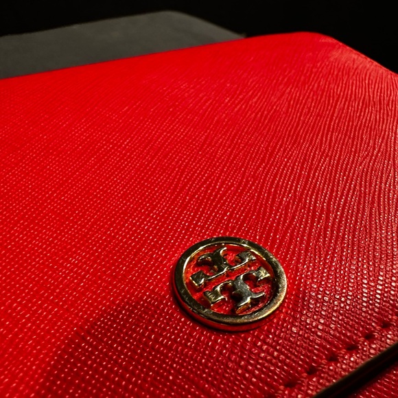 TORY BURCH RED ROBINSON PEBBLED CHAIN WALLET - Picture 5 of 14